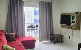 Apto espaçoso uma quadra do mar com garagem